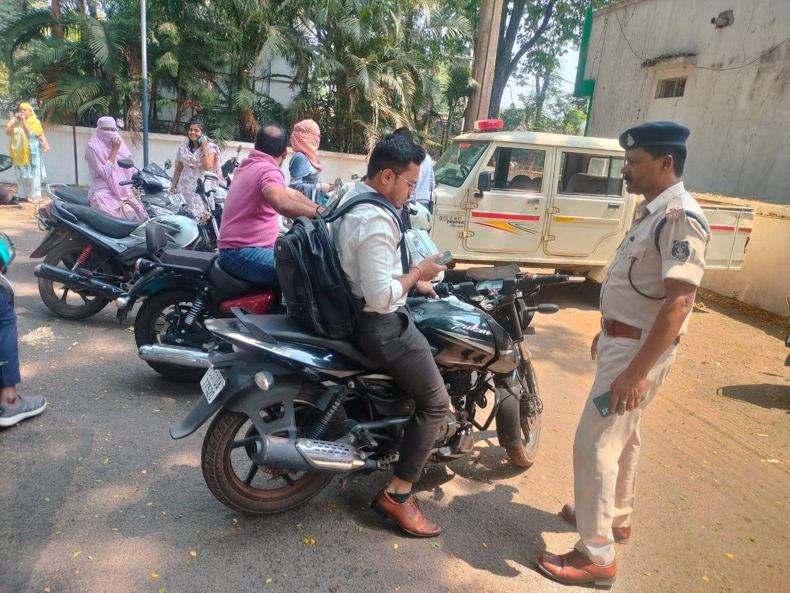 कलेक्टोरेट में सडक़ सुरक्षा पर सख्ती,  बिना हेलमेट-सीट बेल्ट पर जुर्माना