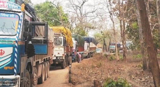 पुल निर्माण की मांग को लेकर एनएच 130 सी पर अनिश्चितकालीन चक्काजाम