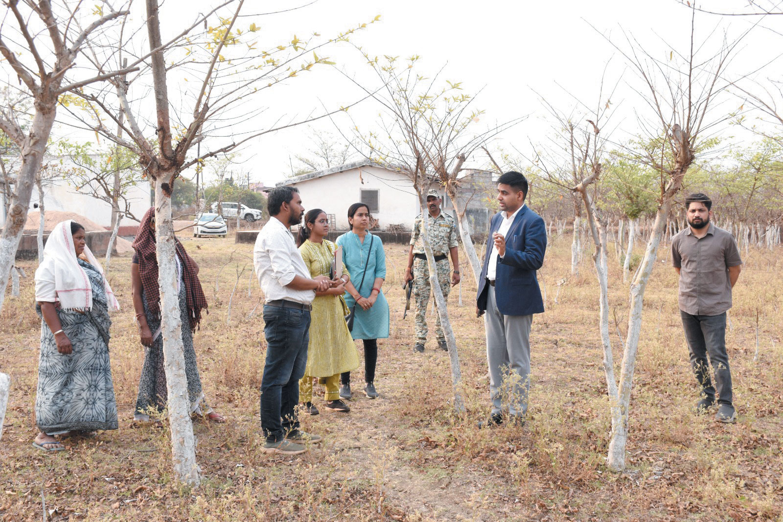 कलेक्टर ने गठुला में टसर परिवर्तन केन्द्र का किया निरीक्षण