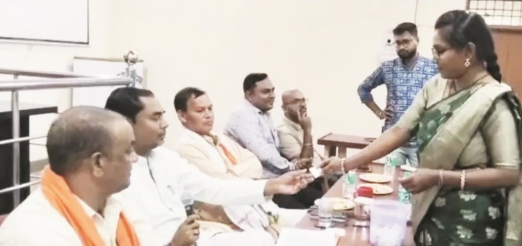 महापौर के समक्ष लाटरी पद्धति से हितग्राहियों को मिला सपनों का घर