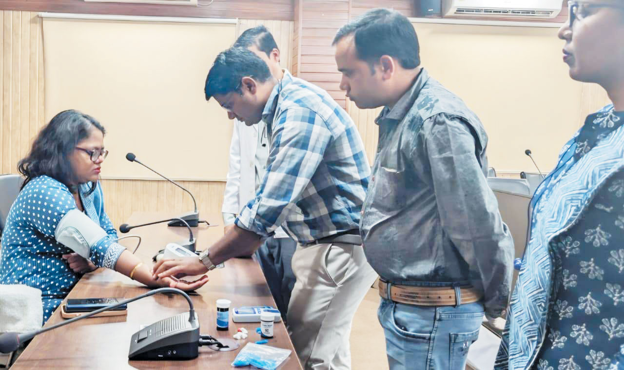 मुख्यमंत्री स्वस्थ बस्तर अभियान: कलेक्टर ने कराई स्वास्थ्य जांच