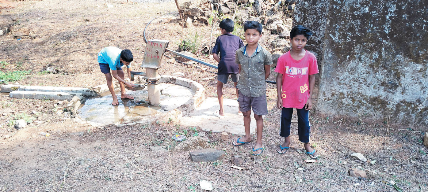 3 दिन से बिजली बंद, हैंडपंप से पानी भर रहे स्कूली बच्चे