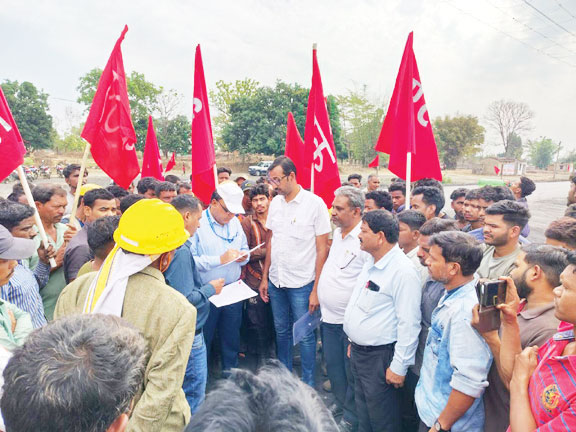 लंबित मांगों पर ठेका श्रमिकों का सांकेतिक धरना, प्रबंधन को 3 दिन का अल्टीमेटम