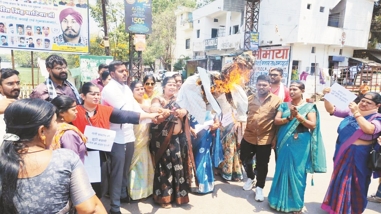 भाजपा नेत्रियों ने कांग्रेस का फूंका पुतला