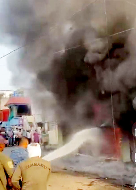 गिफ्ट शॉप में लगी आग, 20 लाख का सामान खाक