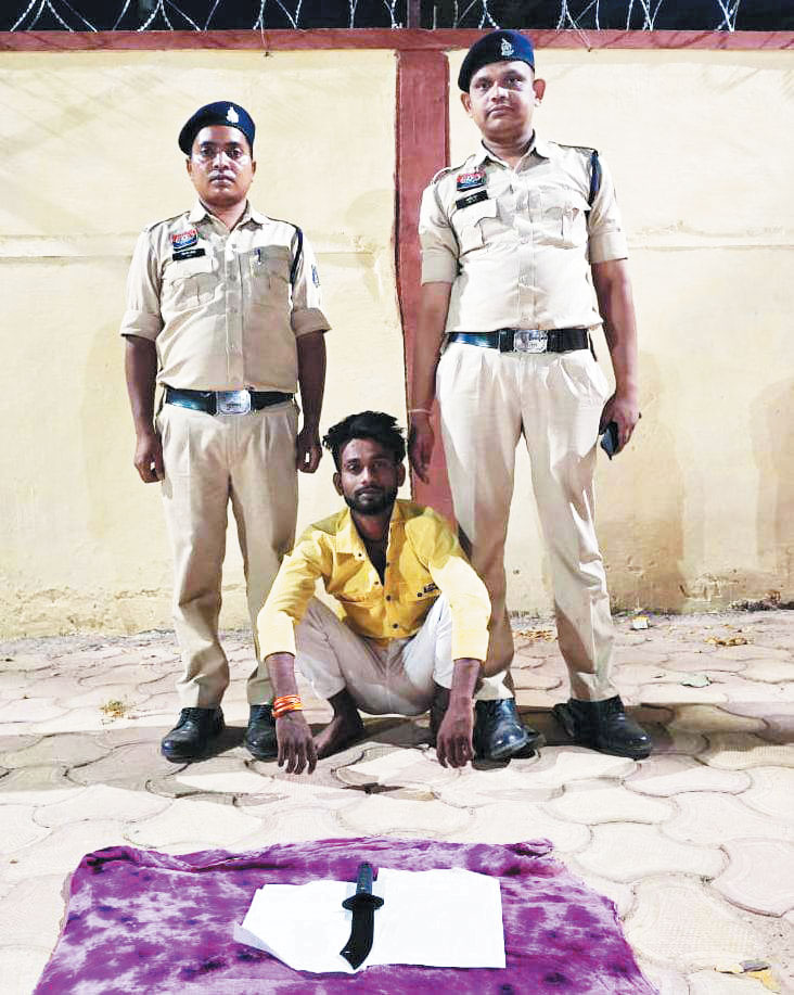 सार्वजनिक स्थानों पर धारदार चाकू लहराते दो हिरासत में