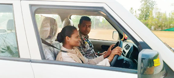 पुलिस कर्मियों को चारपहिया वाहन चलाने का प्रशिक्षण