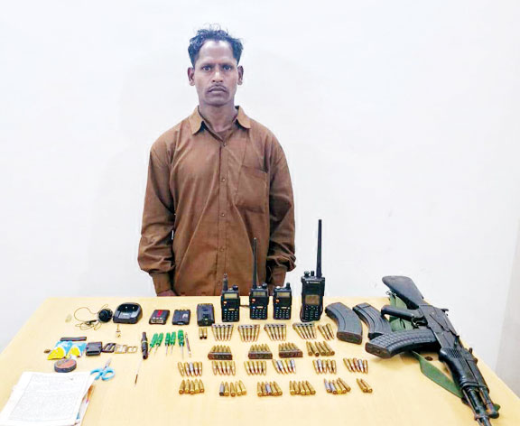 एके 47 के साथ इनामी नक्सल कमांडर का समर्पण