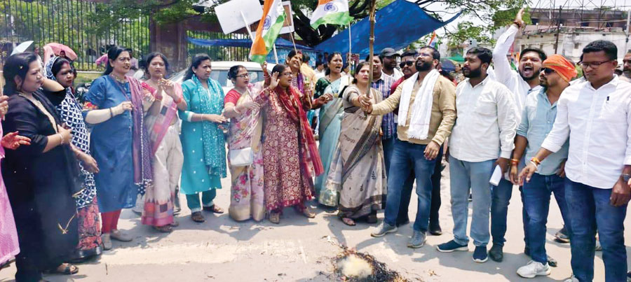 भाजयुमो ने पुतला फंूका