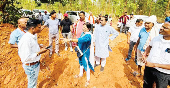 हाथी हमले में दो युवकों की मौत, कांग्रेस जिलाध्यक्ष ने परिजनों से की मुलाकात