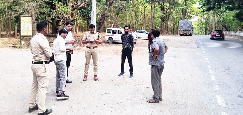 बिना परमिट बारातियों को ढो रही स्कूल बस जब्त, चालान