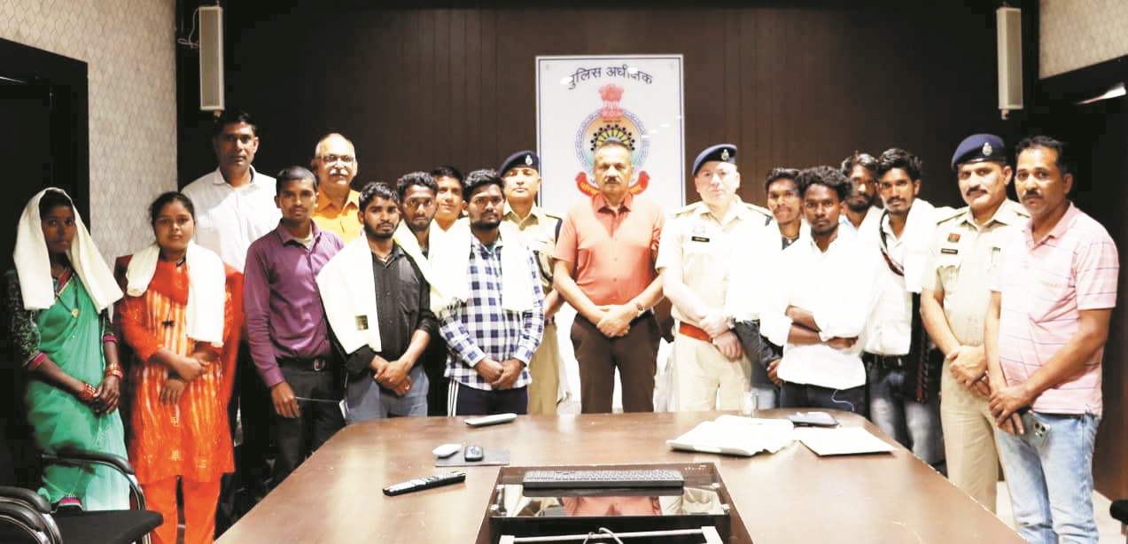 नक्सल प्रभावित क्षेत्रों में शिक्षा की अलख जगाने वाले शिक्षकों का सम्मान