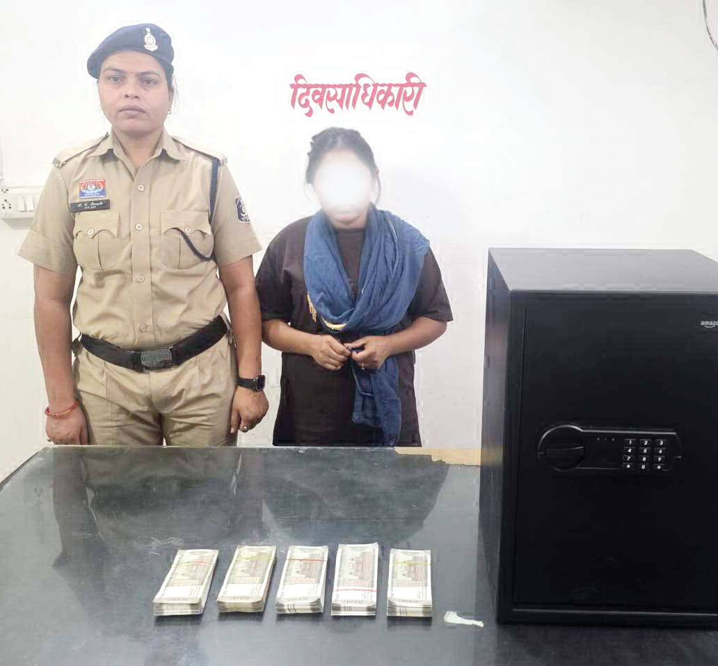 नौकरानी ने चुराए 2.50 लाख, रूपए भरा बॉक्स ले जाते कैमरे में कैद