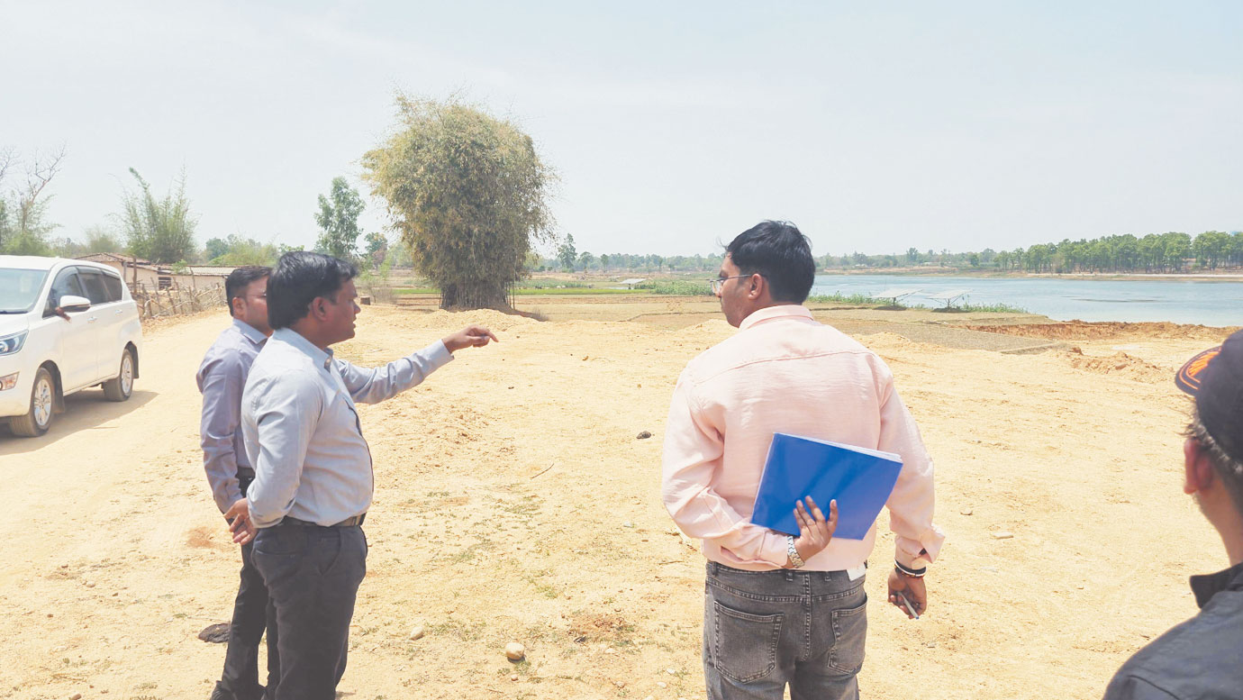 कलेक्टर ने डबरी निर्माण व तालाब गहरीकरण का किया निरीक्षण