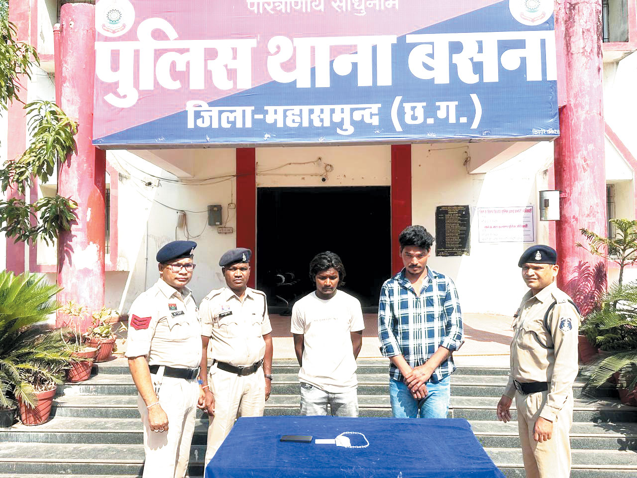 लूट: दो गिरफ्तार