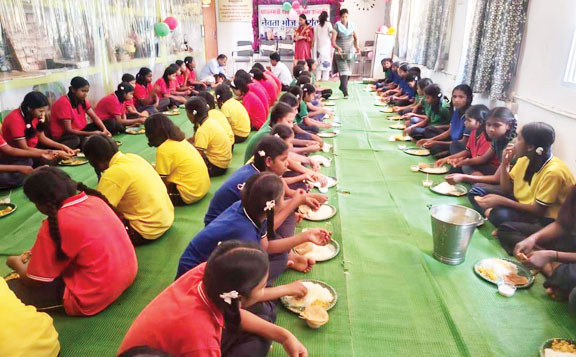  जिपं सीईओ ने कस्तूरबा आवासीय विद्यालय में कराया नेवता भोज