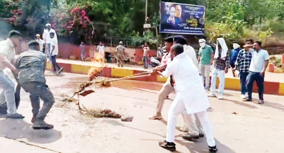 एनएमडीसी सीएमडी के दौरे पर किरंदुल से बचेली तक गूंजा विरोध, युवाओं का फूटा गुस्सा