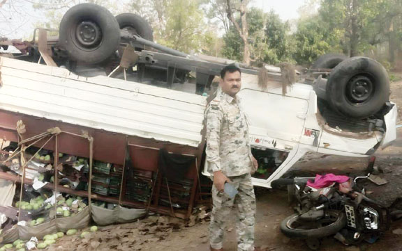 पिकअप और बाइक की टक्कर, किसान सहित मासूम बच्ची जख्मी