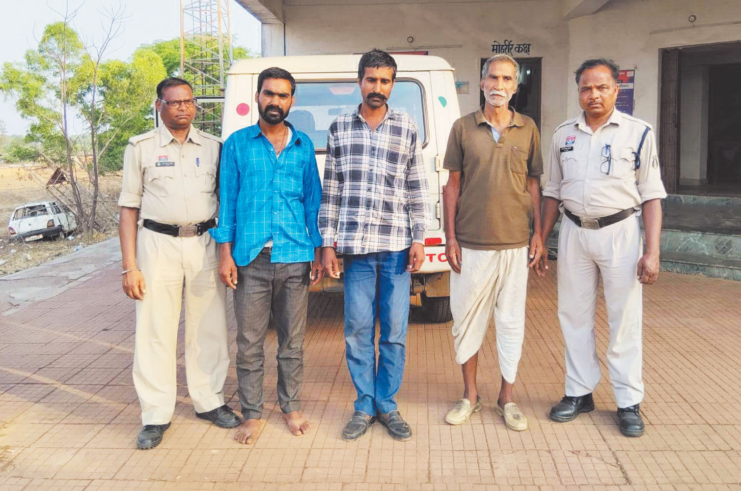   जमीन विवाद पर हमला, बाप-बेटे गिरफ्तार