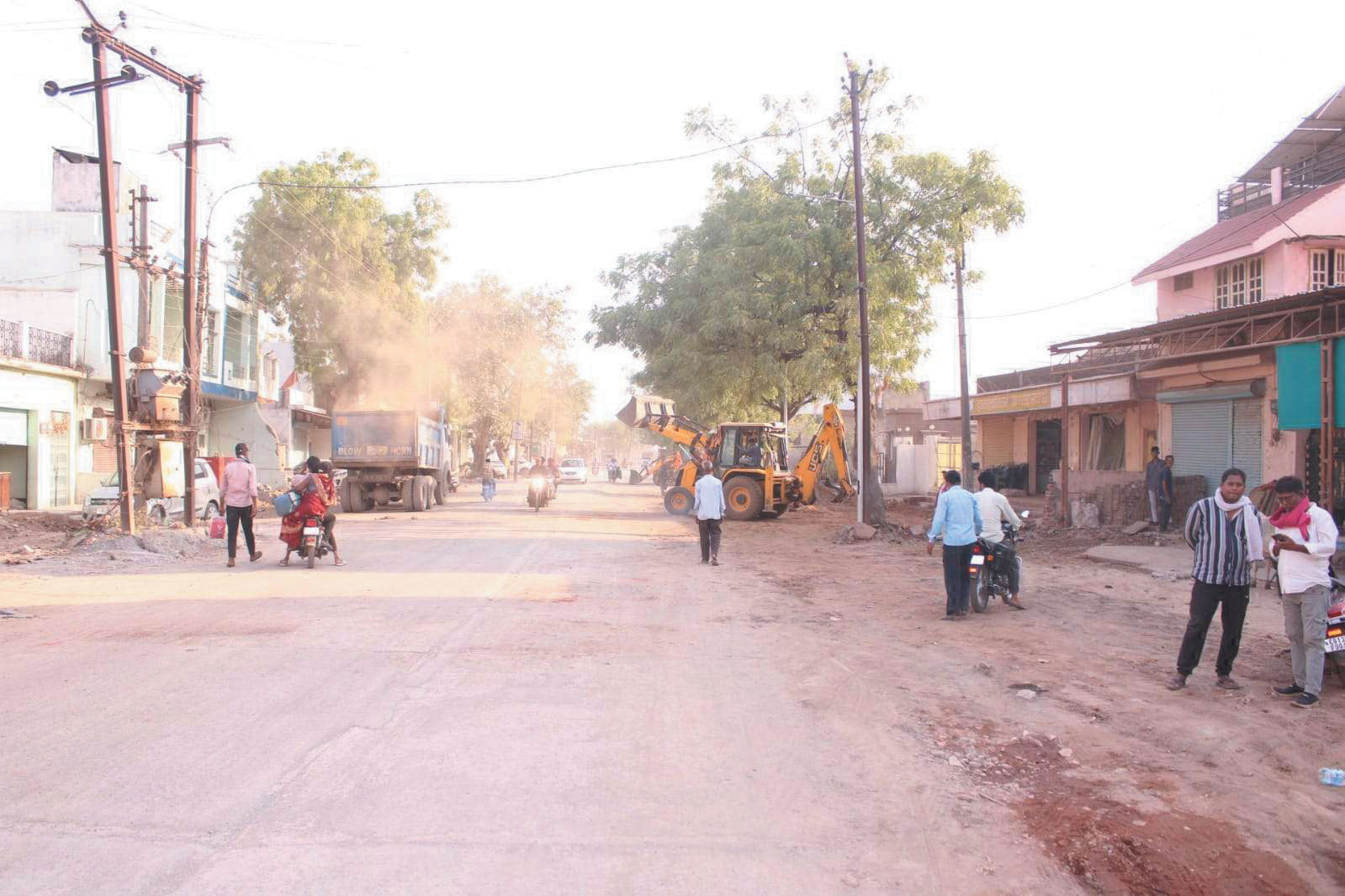 सरसीवा सरायपाली सडक़ निर्माण में अवैध कब्जों पर चला बुलडोजर