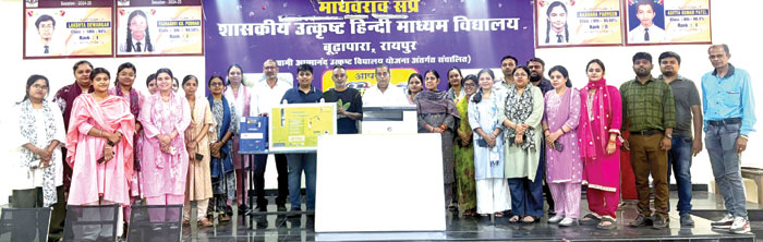 सप्रे की पुण्यतिथि पर शाला को फोटोकॉपियर, सेनेटरी पैड मशीन की भेंट