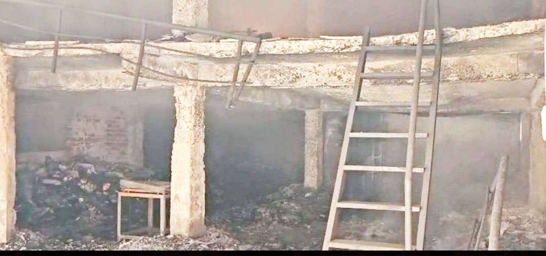प्लास्टिक-पटाखा गोदाम में आग, 18 घंटे बाद काबू
