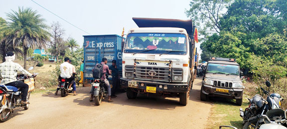भारी वाहनों के परिवहन से हादसे की आशंका