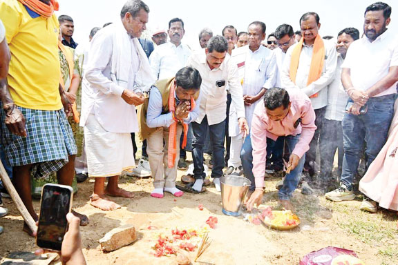 बस्तर सांसद और चित्रकोट विधायक ने किया मुरिया समाज भवन का भूमिपूजन