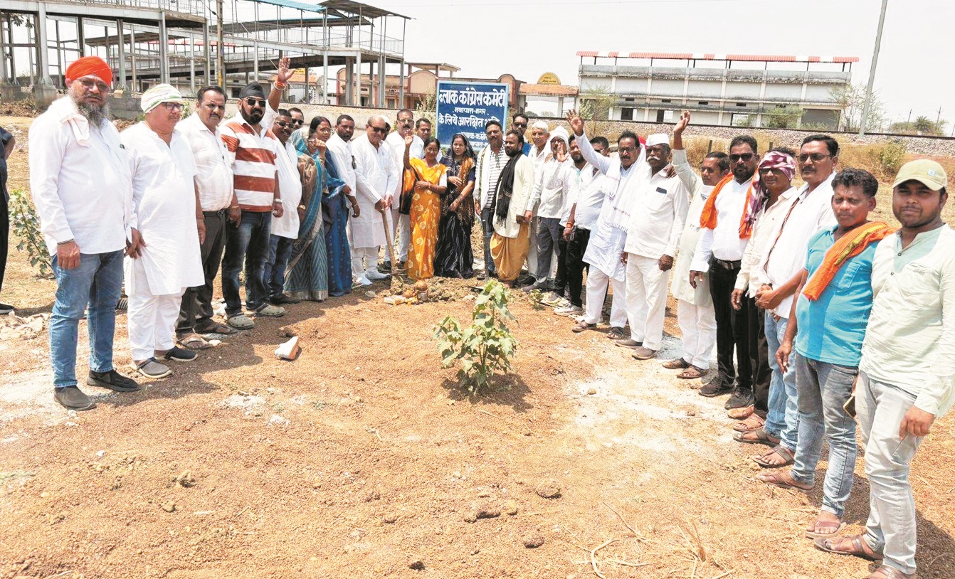 कांग्रेस भवन के भूमिपूजन में शामिल हुए धनेंद्र साहू