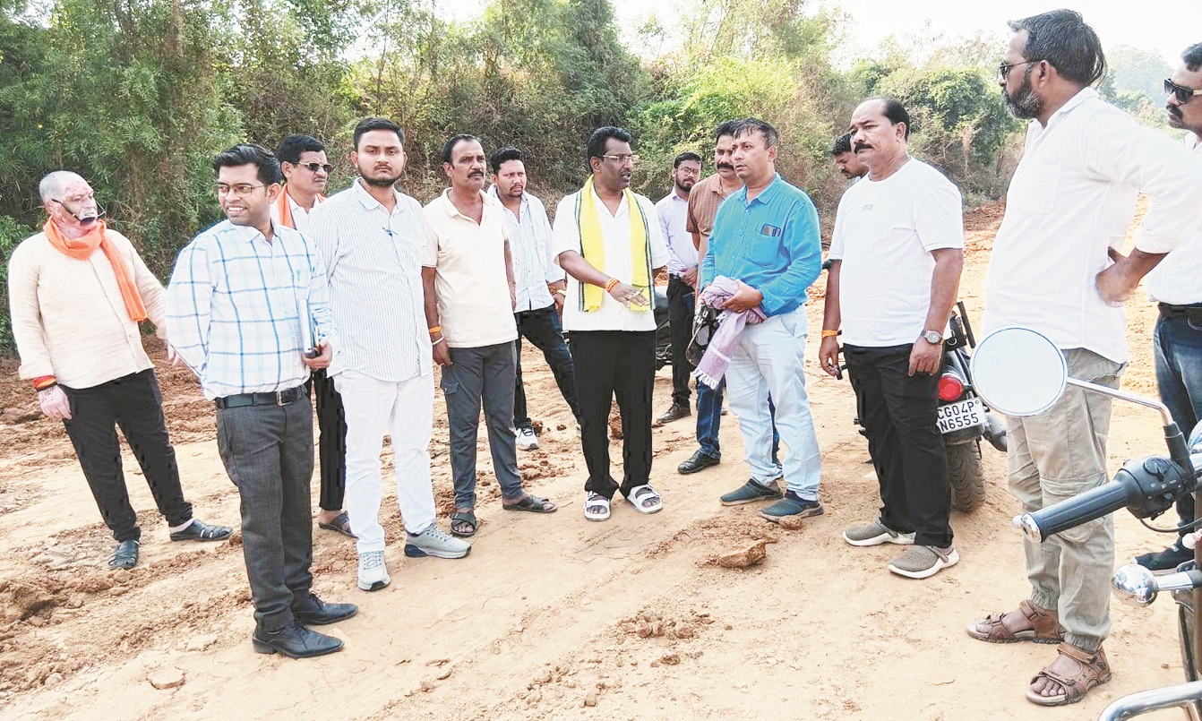 निर्माण कार्यों का निरीक्षण करने बुलेट से निकले विधायक