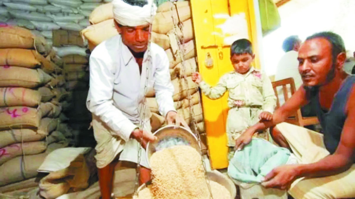 दुकानों का संचालन महिलाओं के नाम पर, काम पुरुष कर रहे