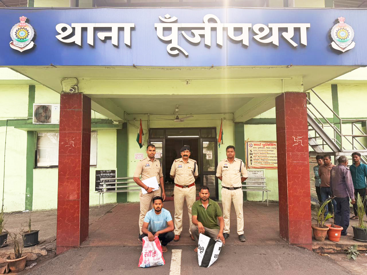 गांजा तस्करी : 3 गिरफ्तार, एक की तलाश