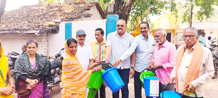 हीरामोती वार्ड में डस्टबिन वितरण