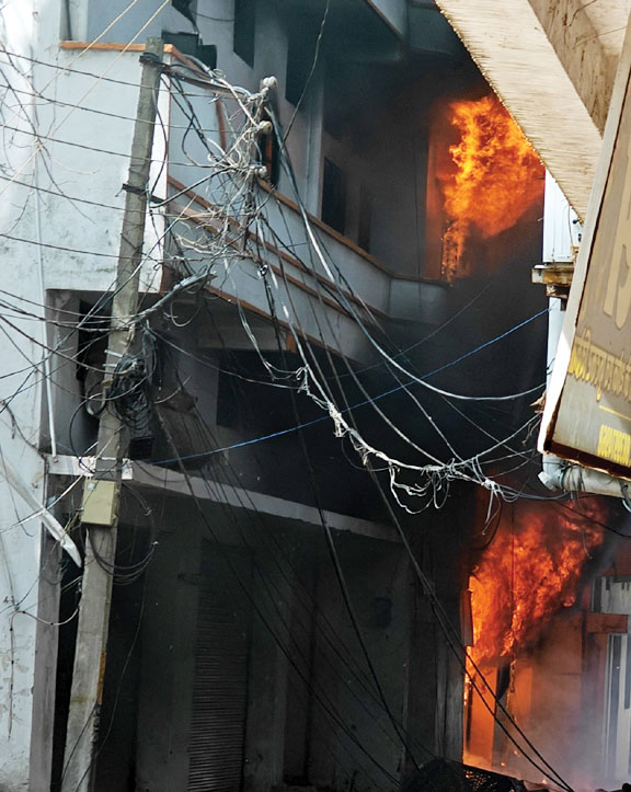 पटाखा-प्लास्टिक गोदाम में भीषण आग, संचालक सहित दो पर एफआईआर