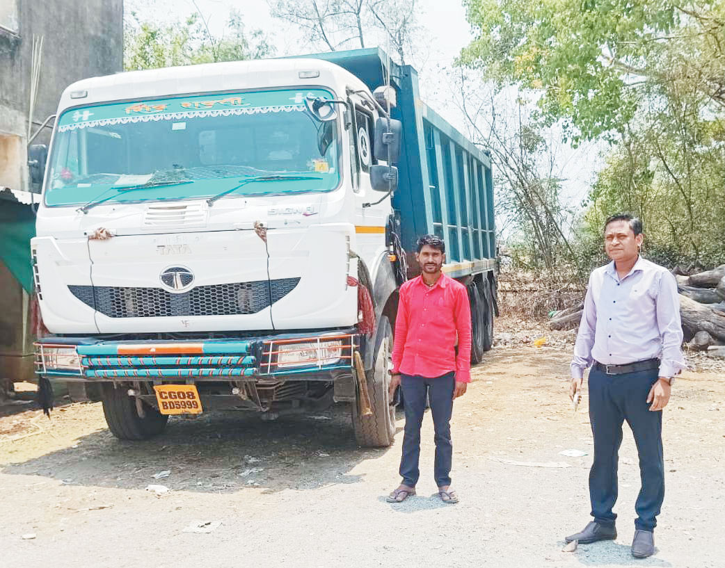 बैरियर के समीप रेत का अवैध परिवहन, हाईवा जब्त