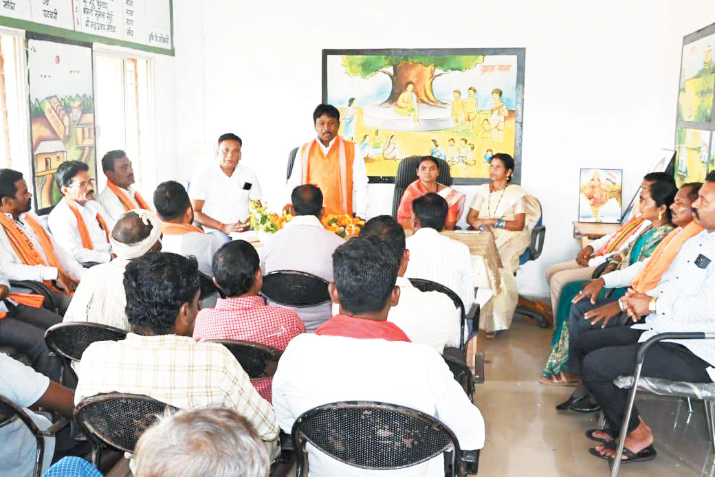 बस्तर सांसद ने ग्रामीणों और कार्यकर्ताओं संग सुनीं मोदी के मन की बात