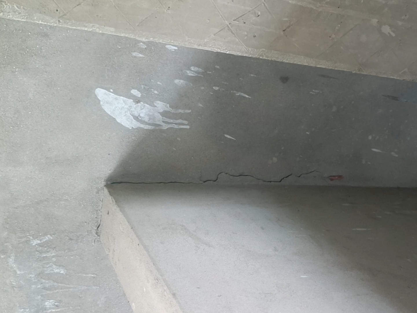 तीन साल पहले बनी तहसील-  जिला पंजीयन भवन में दरारें