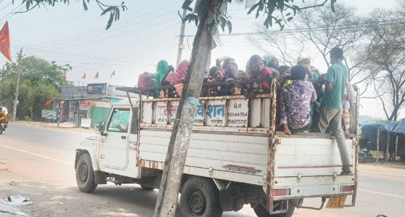 लापरवाही की रफ्तार, मालवाहकों में ठूंस-ठूंसकर ढोए जा रहे लोग