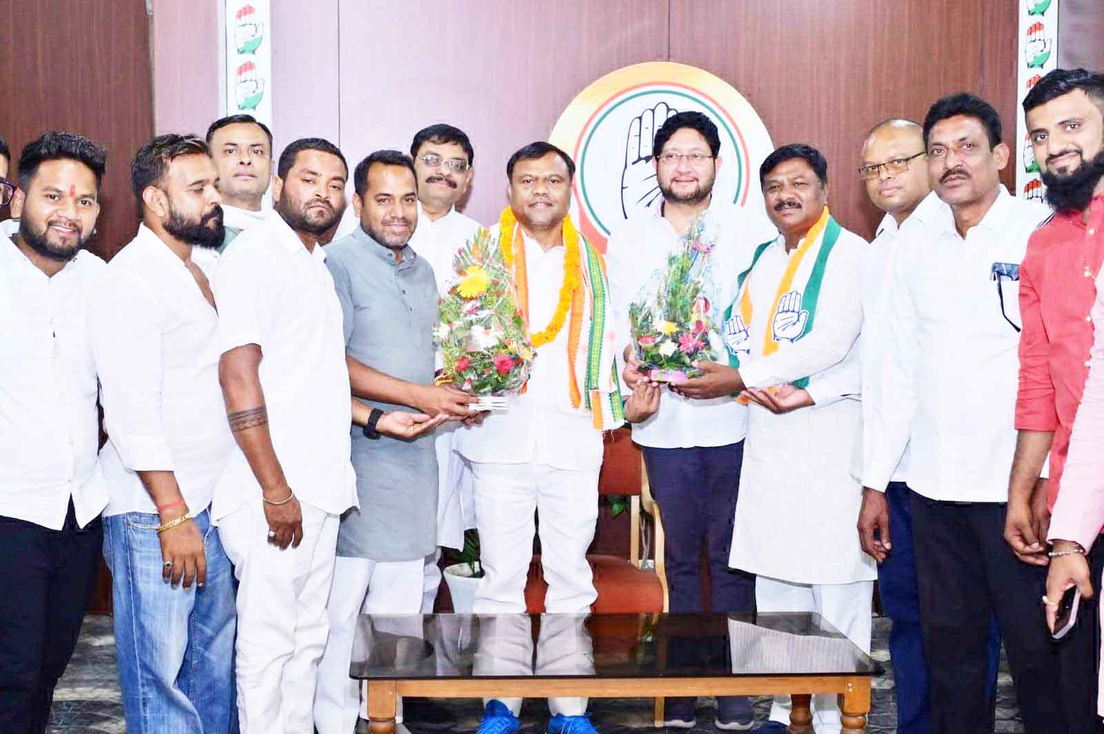 नवनियुक्त पदाधिकारियों ने की कांग्रेस नेताओं से मुलाकात