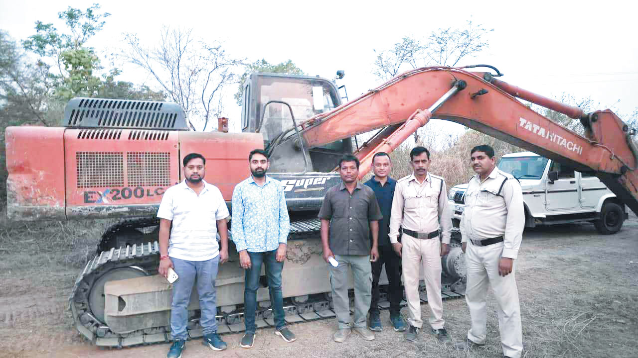 अवैध खनन, पोकलेन मशीन जब्त