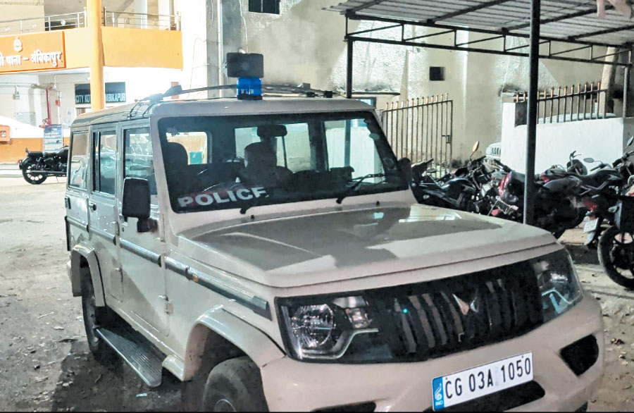 गांजा तस्कर की तलाश में पहुंची पुलिस की बोलेरो लेकर भागा युवक