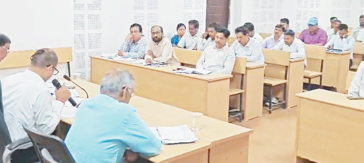 काम में लापरवाही पर ठेकेदारों और अभियंताओं को नोटिस