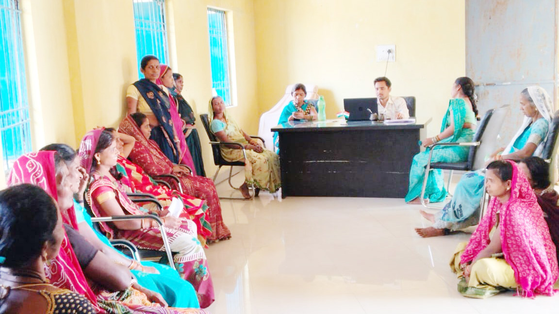 महतारी वंदन योजना: ई-केवाईसी के लिए केंद्रों पर भीड़, तकनीकी समस्याओं की शिकायत