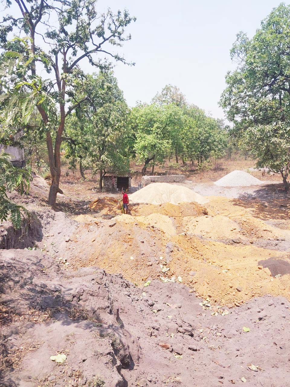 वर्दी का धौंस दिखाकर आदिवासी की जमीन पर बेजा कब्जा