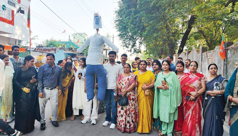 नारी शक्ति वंदन अधिनियम के विरोध पर महिला मोर्चा का प्रदर्शन, रैली व पुतला दहन