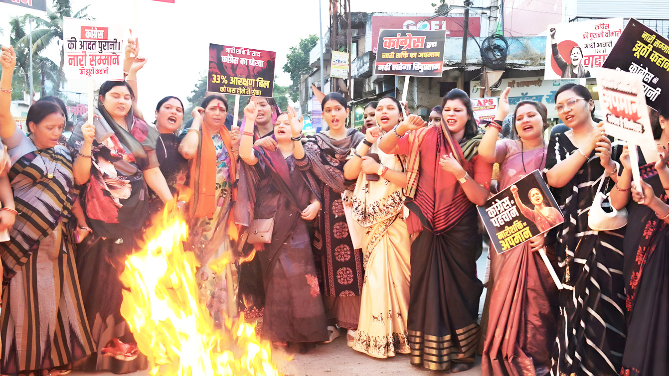 नारी शक्ति वंदन अधिनियम पर घमासान,  महिलाओं का पैदल मार्च , पुतला दहन