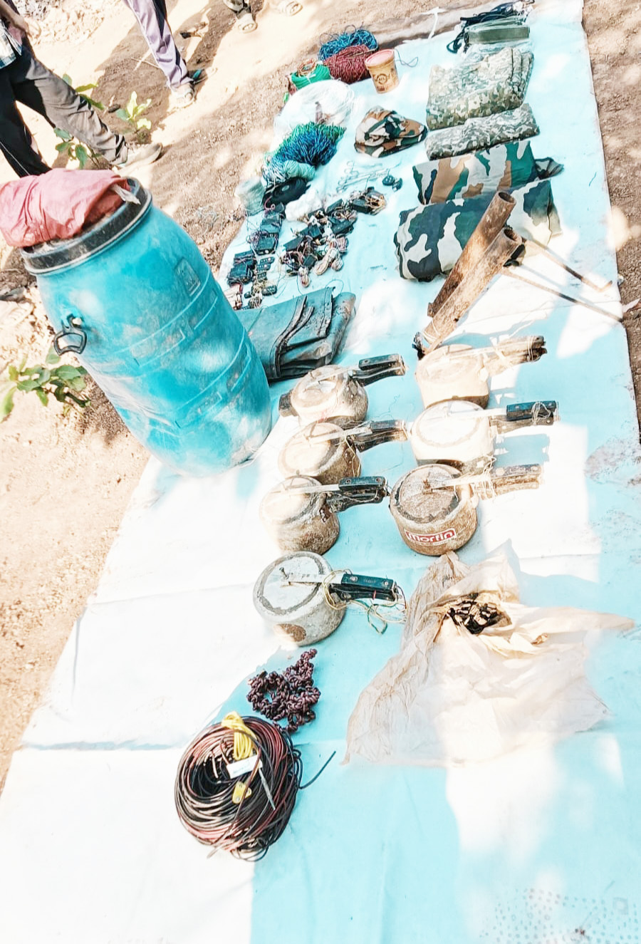 जंगल पहाड़ी क्षेत्र से 7 कुकर- 2 पाइप  बम समेत नक्सल सामान बरामद