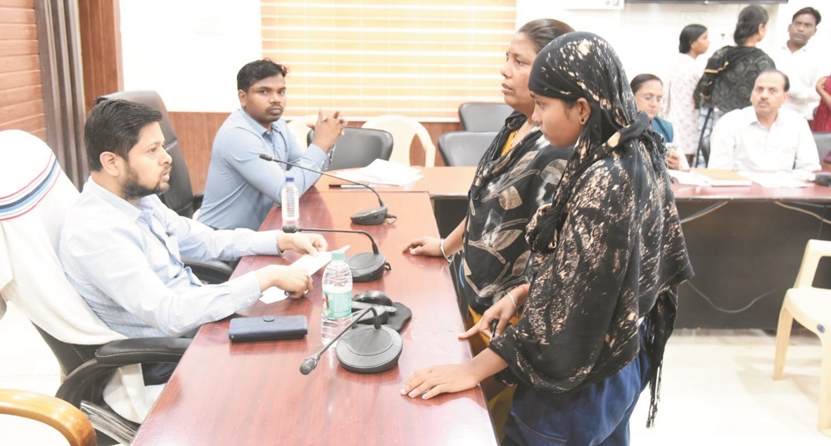 निजी स्कूलों की फीस वृद्धि से नाराज अभिभावक पहुँचे जनदर्शन