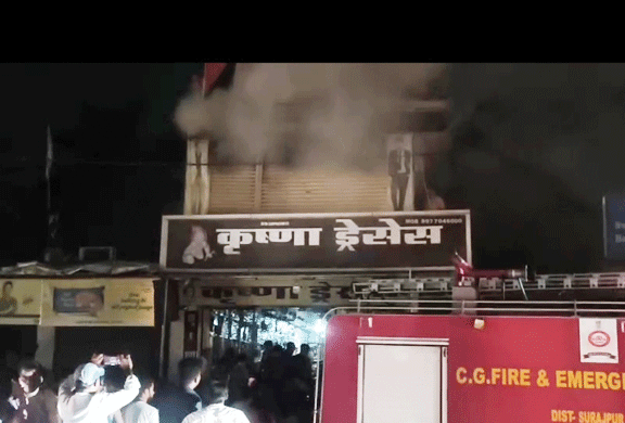  कपड़ा दुकान में लगी आग  घंटों की मशक्कत के बाद काबू