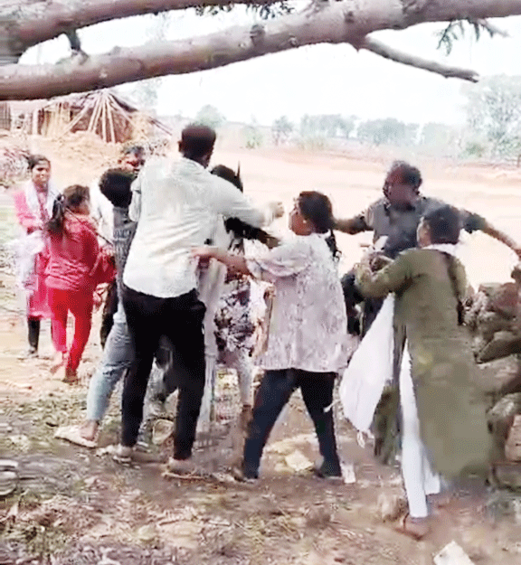 जमीन विवाद: दो पक्षों के बीच हिंसक झड़प, दो गंभीर